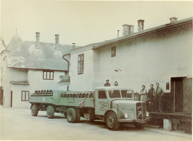 Anfang 1950er Jahre: Den Transport von der Zentrale in Schwechat in die Mistelbacher Niederlassung besorgte die ebenfalls in der Oserstraße ansässige Spedition Niecham 
